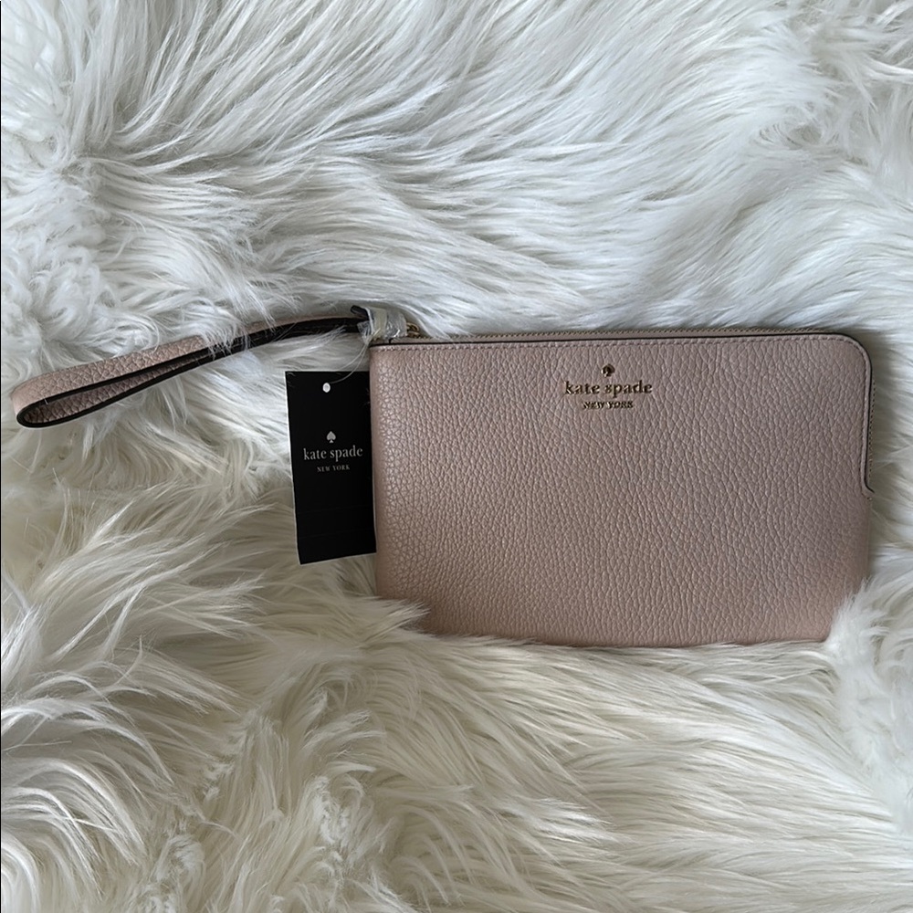 Kate Spade New York Leila Pebbled Leather Warm Beige Wristlet 8 x 5